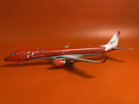 Собранная модель самолета Embraer 195 1/144
