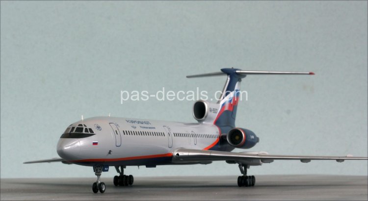 Собранная модель самолета Ту-154 1/144