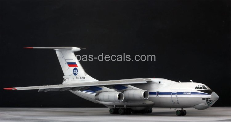Собранная модель самолета Ил-76 1/144