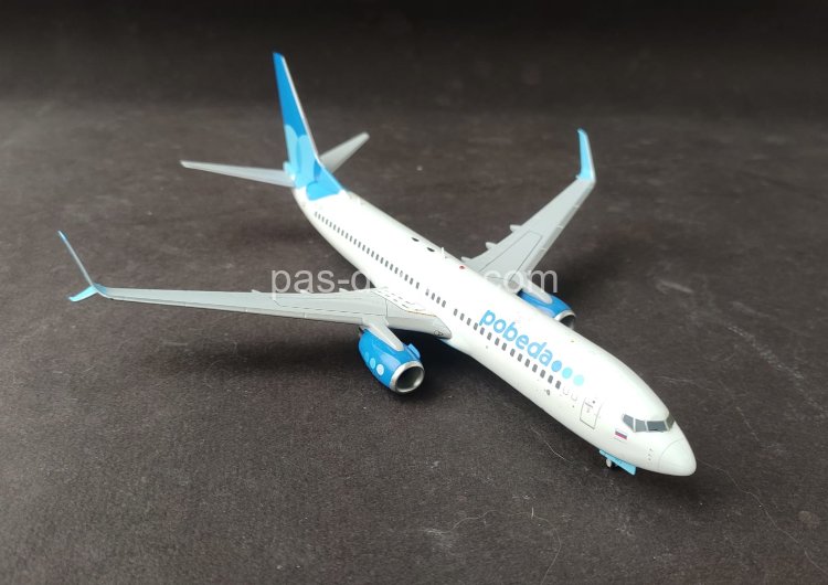 Собранная модель самолета Boeing 737-800 1/144